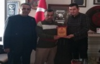 MHP'den şehit ailesine plaket