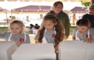 Minik eller sanatla buluştu