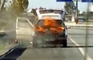 Seyir halindeki otomobil alev aldı