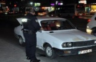 Trafikten men edilen araç, polisi alarma geçirdi