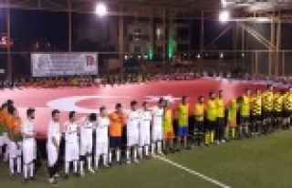 Turnuvaya dev bayraklı start