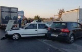 Üç araç birbirine girdi