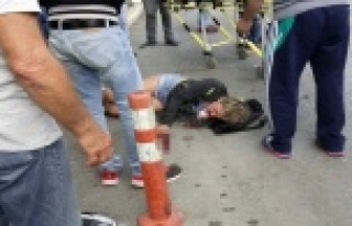 Yaya geçidinde motosiklet çarptı