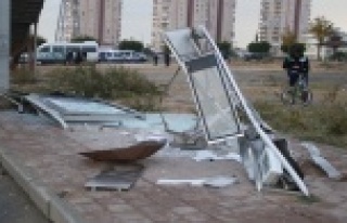 Yolcu otobüsü durağa daldı: 4 yaralı var