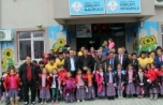 249 çocuğu tepeden tırnağa giydirdi