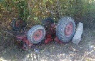 Devrilen traktörün altında kalan sürücü hayatını...