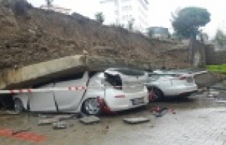 Duvar çöktü araçlar altında kaldı