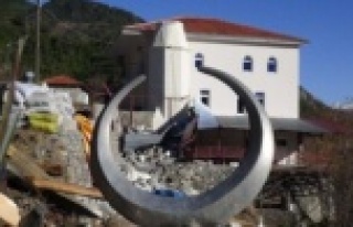 Fırtına cami minaresini yıktı