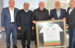 Hacıfazlıoğlu ve Kodal’a imzalı forma