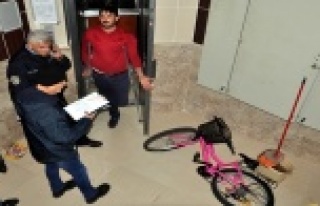 Hırsız 500 TL değerinde bisikleti bırakıp bakın...
