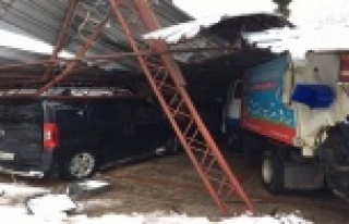 Kar belediye şantiyesini çökertti