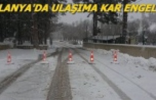 Kar nedeniyle yolu trafiğe kapattı