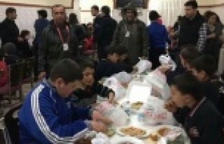 Karda mahsur kalan öğrenciler kurtarıldı