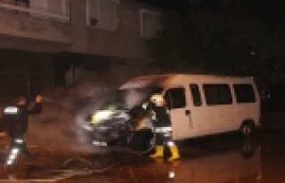 Park halindeki minibüs yandı