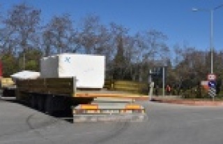 TIR'ın patlayan lastiği trafiği aksattı