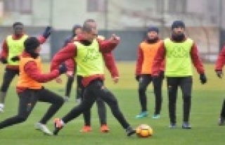 Yağmur altında Cimbom hazırlığı