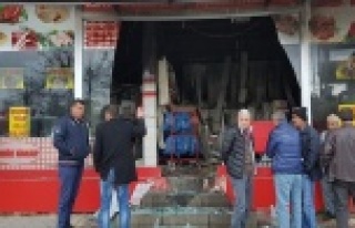 Yıldırım düşen dükkan harabeye döndü