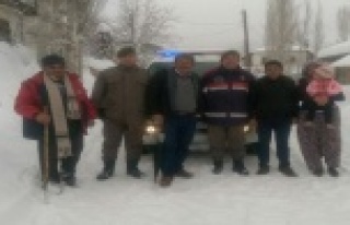 Yolu şaşırıp karda mahsur kaldılar