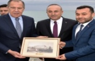 Yücel'den Lavrov'a Alanya hediyesi