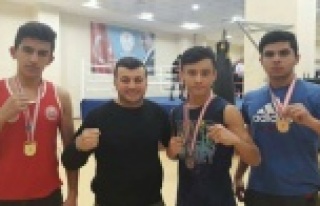 3 madalyayla döndüler