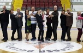 60 yaş üstü dansta rakip tanımıyorlar