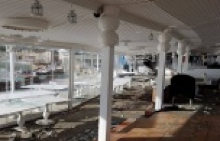 Alanya’da dev dalgalar bir restoranı yerle bir...