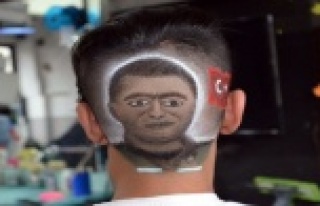 Fethi Sekin’in portresini kafasına çizdirdi