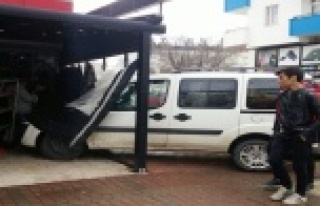 Halk otobüsü ile çarpışan otomobil iş yerine...