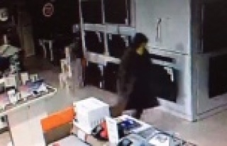 Mağazadan televizyon çalan hırsızlar kayıplara...