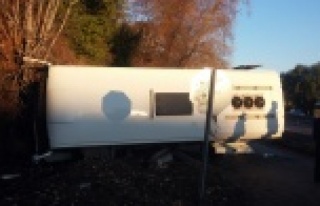 Otel servisi otomobille çarpıştı: 1'i ağır...