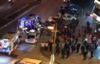 Otomobil kaldırıma yayaların arasına daldı: 4...