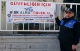 Polisten İngilizce afişli uyarı