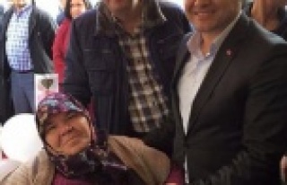 Şehidimizin annesinin elini öptüler