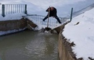 Sulama barajını buz tuttu