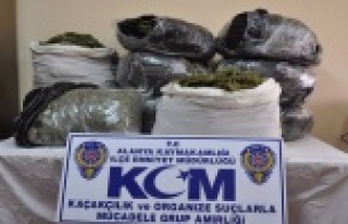 Şüpheli araçtan 20 kilo esrar çıktı