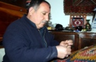 Asırlık halılar usta ellerde yeniden hayat buluyor