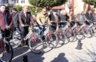 Büyükşehir muhtarlara bisiklet dağıttı