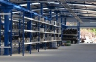 Hızlı hizmet  için dev depolar inşa ediyor