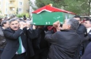 Kansere yenilen sanatçıya veda