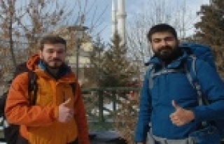 Otostop çekerek 60 il ve 4 ülke gezdiler