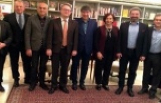 Türel ülke ülke gezip turist topluyor