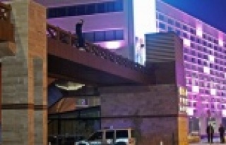 Üst geçide çıktı, polisten Emine'yi istedi