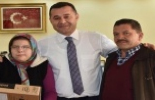 Yücel'den anlamlı hediye