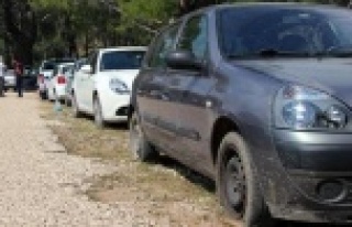 26 aracın lastiklerini kesmişler