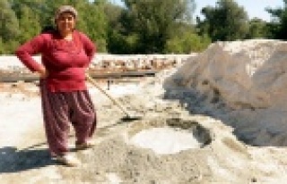 4 çocuğu için kocasıyla inşaat da çalışıyor