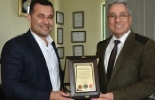 750. programa plaketli kutlama