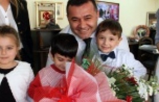 Başkan Yücel'in minik konukları