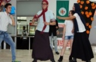 Bu tiyatro sebze meyveyi anlatıyor