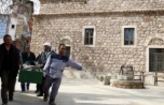 Cami bahçesinde öldü