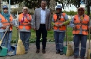 Güney kadınlara karanfil dağıttı